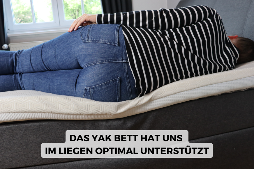 Eine Frau liegt auf dem YAK-Bett.